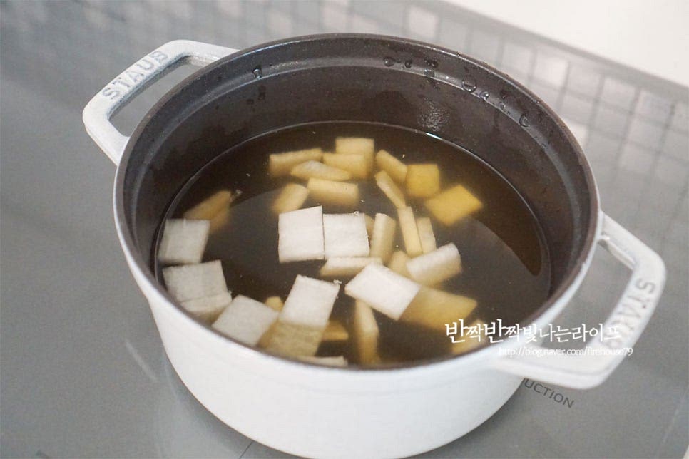 간편하게 다시팩을 활용하여 멸치 다시마 육수를 내어주었는데요. 된장 본연의 구수한 맛이 있어 육수를 진하게 우리지 않아도 맛있지만 조금 더 깊은 맛을 내기 위해 쌀뜨물이나 코인육수를 활용해 주셔도 좋습니다. 냄비에 육수 900ml 붓고 나박하게 썬 무와 끓여줍니다. 끓어오르면서 무가 반 정도 익으면 된장 2 큰 술을 풀어줍니다. 국물 맛을 깔끔하게 끓이기 위해 체에 밭쳐 곱게 풀어주었습니다. 된장이 들어가는 찌개는 그대로 넣지만 국물은 깔끔한 맛을 살려주는 게 좋습니다. 다진 마늘 1/2 큰 술도 넣어줍니다. 조금 매콤하게 드시고 싶다면 고춧가루 1 작은 술을 더해주셔도 좋습니다. 간에 따라 집된장, 시판용 염도에 따라 너무 짜지 않게 양을 조절하여 주세요.