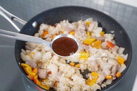 밥이 섞어지면 돈가스 소스 1 큰 술, 굴소스 1 큰 술을 넣어줍니다. 두 가지 소스를 섞어서 풍미를 내어주는데요. 간에 따라 양을 조절해 주세요. 소스와 재료가 섞이도록 수분을 날려 센 불로 볶아줍니다. 목살필라프가 볶아지면 버터 1 큰 술을 함께 넣어줍니다. 마지막에 버터의 고소함이 재료를 더 조화롭게 어우러지도록 해주며 풍미를 더해줍니다. 부족한 간은 소금, 후추로 맞추어 마무리합니다.