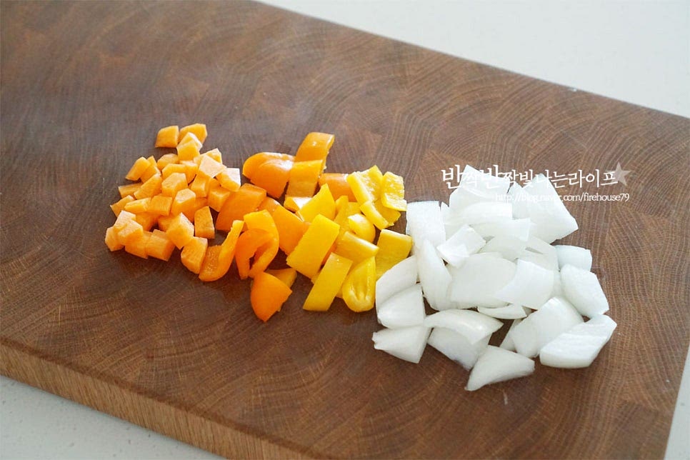 양파는 먹기 좋게 한임 크기 정도로 깍둑썰기하고 파프리카도 심지와 속을 제거한 뒤 크기를 맞추어 썰어줍니다. 익는 데 시간이 걸리는 당근은 조금 더 잘게 썰어주었습니다. 그 외 호박이나 버섯 등 입맛에 맞게 준비해 주세요.