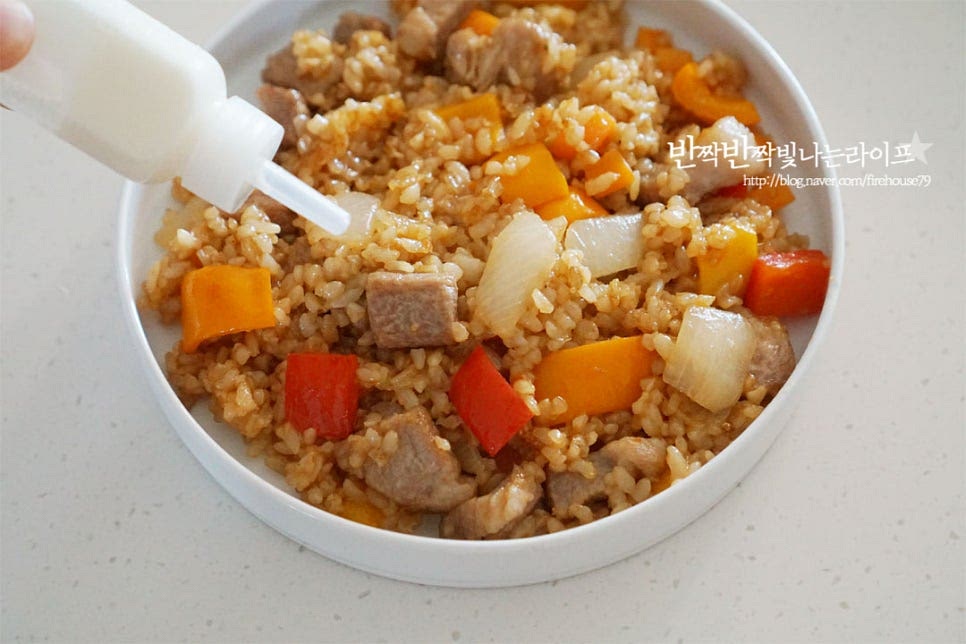 접시에 목살 볶음밥을 푸짐하게 담고 그 위로 마요네즈를 뿌려줍니다. 달걀프라이를 올려 완성합니다. 계란프라이와 마요네즈까지 뿌려주면 밖에서 먹는 맛 못지않게 근사하게 완성입니다. 간단한 볶음밥 레시피로 남는 돼지고기 목살과 야채, 밥 굴소스와 돈가스 소스, 버터를 준비하면 휘리릭 맛있게 맛볼 수 있어요. 목살 필라프는 고소한 풍미와 풍부한 식감으로 아이 어른 모두 같이 먹기에도 좋고 재료를 순서대로 볶아 소스로 양념하면 되니 간단해요. 맛있게 만들어드세요. 끄읕 !