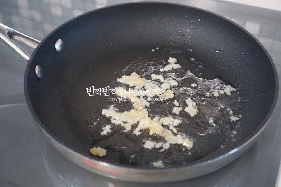 달군 팬에 식용유 2 큰 술을 두르고 다진 마늘 1/2 큰 술을 넣고 마늘기름을 내어줍니다. 타지않게 불을 조절하여 볶아서 향을 냅니다. 마늘이 볶아지면 목살도 함께 볶아주세요. 고기가 절반 이상 익으면 양파와 당근을 넣어줍니다. 양파는 맛을 내기 위해 먼저 넣고 당근과 같은 단단한 채소도 익혀줍니다. 양파가 투명빛이 나고 당근이 2/3 이상 익으면 파프리카도 넣어줍니다. 밥 한 공기 같이 넣고 뭉치지 않도록 밥알을 풀어가며 재료들이 어우러지도록 볶아주세요. 볶음밥 레시피는 뜨거운 밥보다는 식은 밥이나 찬밥을 넣으면 고슬고슬 밥알의 식감을 살리 수 있습니다.