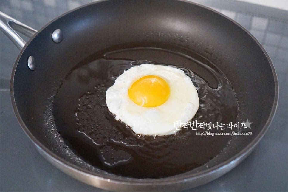 달군 팬에 식용유 약간 두르고 계란을 반숙으로 구워줍니다.