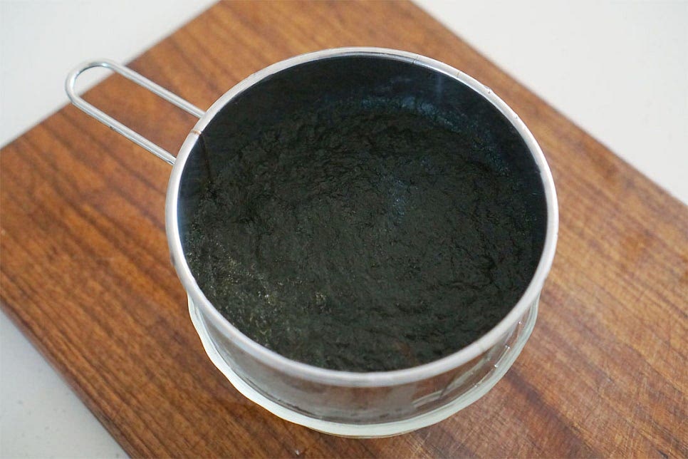 매생이 요리하실 때 씻는 법 하나만 알면 편하죠. 요즘은 굴이나 매생이가 기본 손질이 잘 되어있어 꼼꼼하게 씻어줄 필요는 없지만 재료의 맛을 더 맛있게 즐기기 위해서 세척을 하여 줍니다. 재료가 잠길 정도로 물을 붓고 소금을 약간 넣어 옅은 소금물을 만들어요. 재료를 넣고 5분 정도 담갔다가 살살 흔들어 씻어줍니다. 고운 체에 밭쳐 물기를 털어준 뒤 길이가 긴 것은 먹기 좋게 잘라줍니다. 가늘어 체에 밭쳤을 때 흘러내릴 수 이었어 고운체에 밭쳐주셔야 합니다~ 곁들일 고추와 쪽파는 송송 썰어줍니다. 고추는 기호에 따라 곁들여 주세요.