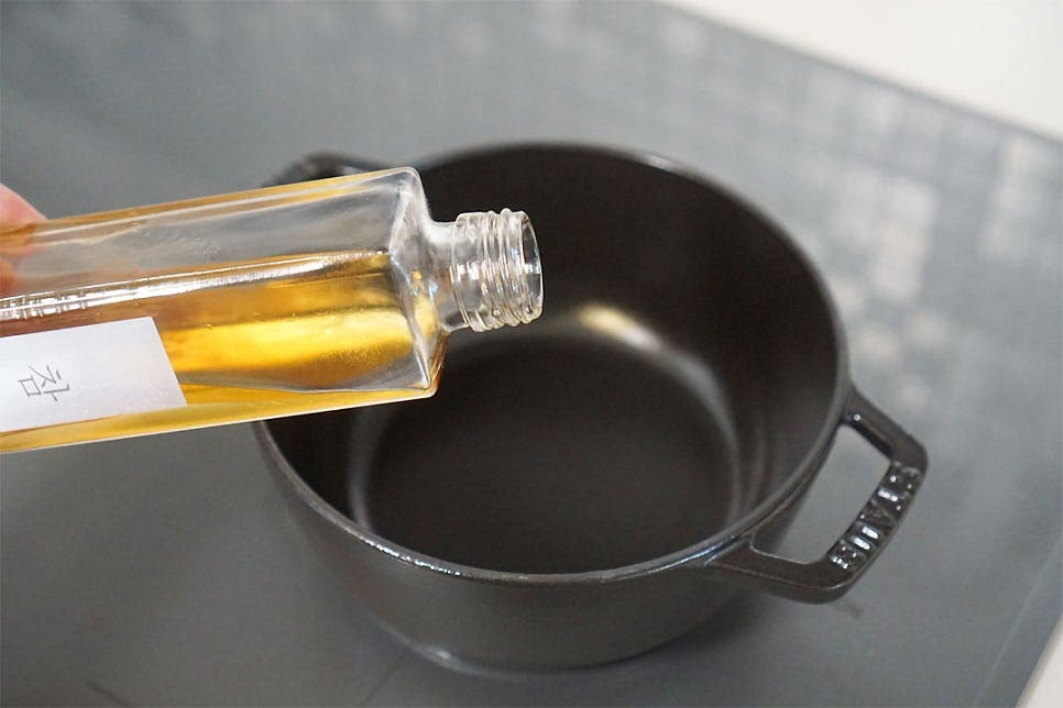 냄비에 참기름 1½ 큰 술 넣어줍니다. 손질하여둔 굴을 넣고 1분 정도 볶아줍니다. 굴을 먼저 볶아주면 특유의 탱글탱글한 식감도 살고 바다 감칠맛을 더 살릴 수 있어요. 너무 오래 볶으면 되려 식감이 질겨지니 살짝만 볶아 탱글함을 살려주세요. 굴은 다른 그릇에 옮겨 담고 재료의 맛이 남아있는 상태로 매생이를 넣고 1~2분 볶아줍니다. 초록빛이 돌게 볶아주시면 됩니다. 재료를 볶은 뒤 끓여주면 감칠맛이 더 깊어요~ 다시마 육수 700ml 정도 부어줍니다. 육수 양은 기호에 맞게 가감해 주세요. 육수를 넣고 파르르 끓어오르면 다진 마늘 1/2 큰 술, 참치액 1 큰 술 같이 넣고 끓여줍니다. 양념이 어우러지게 한소끔 끓인 뒤 볶아둔 재료를 넣어줍니다. 부족한 간은 소금으로 맞추어주고 쪽파와 고추를 넣고 마무리해요. 매생이굴국을 드실 때 생각보다 많이 뜨거우니 조심하여 드시면 됩니다. 밥이랑 같이 곁들이면 국밥으로도 드실 수 있어요. 영상도 같이 담았어요. ㅂ 뜨끈한 국물 맛에 바다향이 가득~ 먹기 전 느껴지는 코로 전해지는 맛부터 맛이 없을 수가 없어요. 이 맛이 추워지는 계절 생각나는 별미죠. 매생이 굴국 끓이는법 맛있게 만들어 드세요^^ 끄읕 !