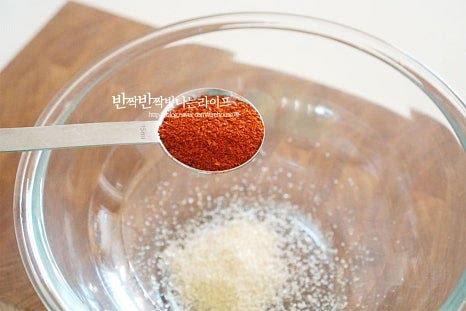 고춧가루로 매콤한 빨간맛을, 액젓으로 감칠맛, 식초와 설탕으로 새콤달콤하게 입맛 돋우는 겉절이를 만들어줄 것이에요. 절이지 않고 만들기 때문에 간에 따라 짠맛, 새콤달콤함을 조절해 주세요. 고춧가루 2 큰 술 듬뿍, 액젓 2 큰 술 매실액 1 큰 술, 황설탕 1/2 큰 술 식초 1/2~1 큰 술, 다진 마늘 1 큰 술 간생강 1/4 작은 술 넣어줍니다. 꽃게 액젓과 사과식초 넣어주었으며 신맛은 좋아하는 정도에 따라 더해주세요. 골고루 섞어줍니다. 봄동겉절이는 약간 가벼운듯 매콤한 감칠맛과 새콤달콤하게 만들면 잘 어울려요.