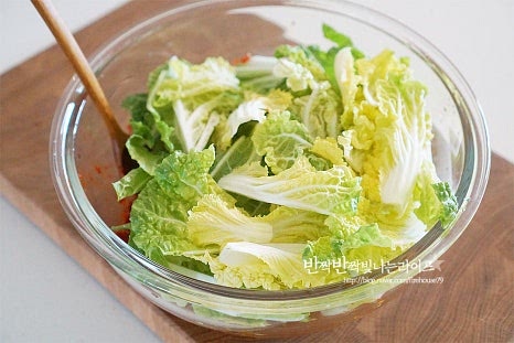 볼에 손질한 채소를 넣어줍니다. 소금에 절이지 않고 바로 무침하여 풋내를 잡고 아삭하고 고소한 풍미를 살려줍니다. 숨이 죽지 않게 살살 버무려줍니다. 참기름 1 큰 술, 통깨 약간 넣고 마무리해요. 김치와는 달리 겉절이 양념재료에는 참기름이 들어가는데요. 봄동 특유의 맛과 향이 잘 어울린답니다. 바로 먹을 때 넣어주어야 고소하게 맛이 좋습니다. 아삭아삭한 식감과 매콤한 감칠맛 새콤달콤하게 입맛을 돋우면서도 먹을수록 고소함이 깊어지는 맛이에요. 그대로 먹기 좋게 자른 뒤 무쳐서 완성하는 레시피로 간단하고 맛있는 곁들임 반찬이랍니다. 영상도 같이 담았어요. 채소의 수분감이 느껴지는 아삭함과 고춧가루와 액젓의 감칠맛 양념과 고소하면서 달짝지근한 맛이 잘 어울려 별미에요. 간단한 레시피로 만드는 봄동겉절이 만드는법 맛있게 요리해드세요. 끄읕 !