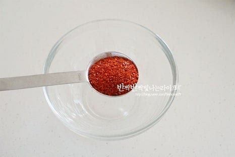 매콤하면서도 구수한 양념으로 고춧가루 3½ 큰 술, 고추장 2/3 큰 술 황설탕 1⅓ 큰 술, 진간장 4 큰 술 간 마늘 2 큰 술, 후추 약간을 넣어줍니다. 물 1/2컵을 같이 넣고 걸쭉하게 소스를 풀어 섞어줍니다. 입맛에 따라 소고기 다시다나 MSG를 넣으면 파는 맛이 더 가깝다고 합니다.