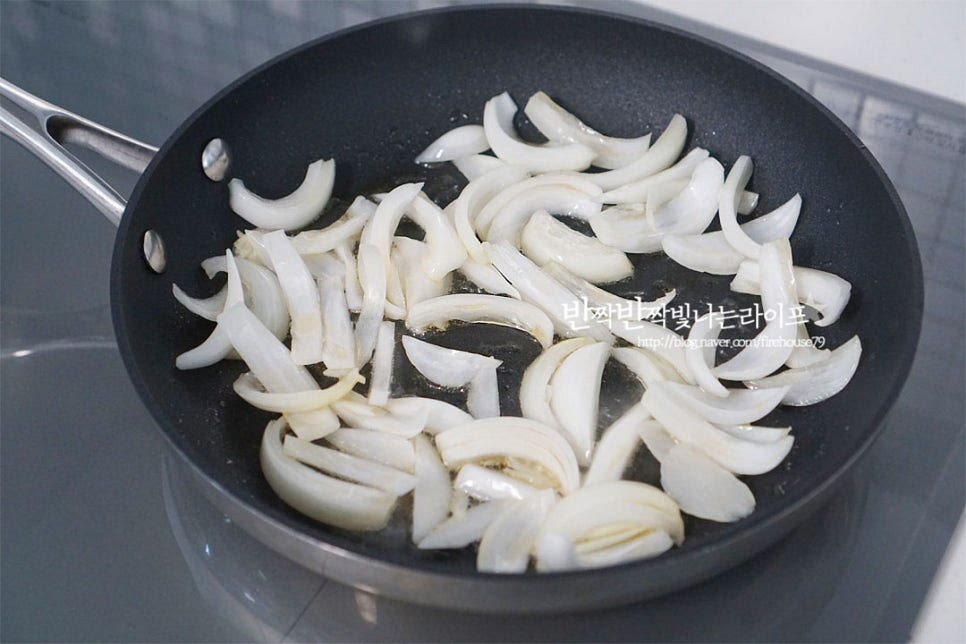 달군 팬에 식용유 3 큰 술 두르고 센 불에서 양파를 먼저 볶아줍니다. 지글지글 거리기 시작하면 양배추, 대파도 함께 살짝 볶아줍니다. 채소가 반 정도 익으면 양념장을 넣고 고추기름이 나오도록 볶아줍니다. 수분이 날아가 양념이 탈 것 같으면 불을 중불 또는 약하게 조절해 주세요. 물 1/2컵, 들깨가루 3 큰 술을 넣어줍니다. 들깨가루가 풀어지면 순대를 넣고 졸이면서 볶아줍니다. 자박자박하면서 수분이 날아가면서 맛이 더 진해지고 양념이 어우러집니다. 순대가 익으면 깻잎을 풀어 올리고 고추를 넣고 약불에서 볶아 마무리해요. 백종원 레시피에서는 입맛에 따라 치즈를 올려도 좋다고 합니다.