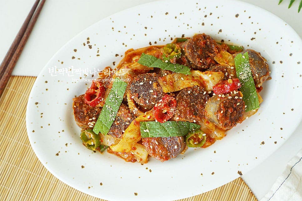 볶아가면서 먹어도 좋고 완성하여 푸짐하게 담아내도 좋습니다. 영상도 같이 담았어요. 마지막에 향긋한 깻잎과 들깨가루의 구수한 맛이 순대의 쫄깃한 감칠맛과 어우러져 파는 것 못지않게 맛있어요. 아삭한 야채볶음과 양념장이 별미입니다. 매콤하게 입맛을 돋우는 순대볶음 맛있게 요리해드세요. 끄읕 !