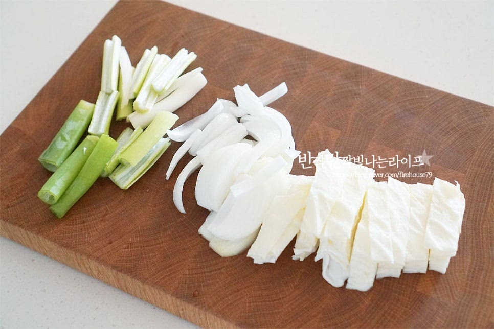 대파는 길게 반으로 썰어 6cm 길이로 자르고 양파는 0.5cm 두께로 썰어줍니다. 양배추는 결 반대 방향 0.5cm 두께로 썰어줍니다. 채소가 큼직한 게 좋아서 저는 조금 큼직하게 썰어주었어요. 깻잎은 반으로 가른 후 1cm 너비로 자르고 고추는 0.3cm로 송송 썰어줍니다. 매운맛에 따라 청양고추를 더해주세요.