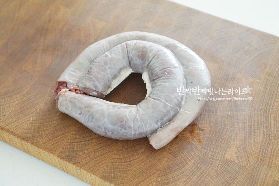 시판용 순대 한 팩이면 야채와 같이 푸짐하게 볶음 요리를 맛볼 수 있어요. 백종원 순대볶음 만들 때 중요한 팁 중 하나가 터지지 않게 만드는 것인데요. 너무 얇게 썰면 익으면서 속이 터질 수 있어 두툼하게 썰어줍니다. 두께 1.5cm 정도로 잘라줍니다.