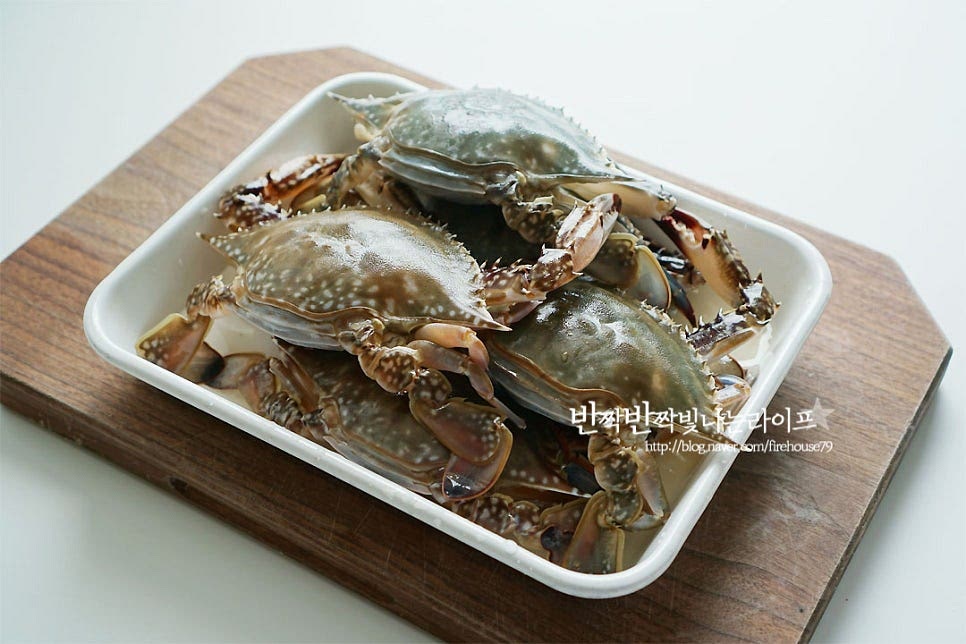제철을 맞이하여 생물이 정말 싱싱해요. 간편하게 끓이고 싶다면 손질된 절단 꽃게를 준비해도 됩니다. 꽃게된장찌개에 조개, 새우 등 다른 해물을 넣어도 맛있어요. 게 손질법 알아두면 된장찌개, 탕, 찜, 파스타 등 다양한 요리로 즐길 수 있죠. 살아있는 걸 만지는게 어렵다면 냉동실에 잠시 넣어두어 기절시켜줍니다. 배딱지 부분을 잡아 등딱지를 분리해 줍니다. 양쪽의 아가미와 입 부분을 제거해 줍니다. 먹기 좋게 반으로 잘라주어요. 크기에 따라 2등분 또는 4등분 해 줍니다. 가위를 활용하면 손쉬워요. 살이 들어있지 않는 다리 끝부분을 잘라내어 먹기 좋게 해주었어요. 살이 흘러내리지 않도록 그릇에 담아 준비해둡니다.