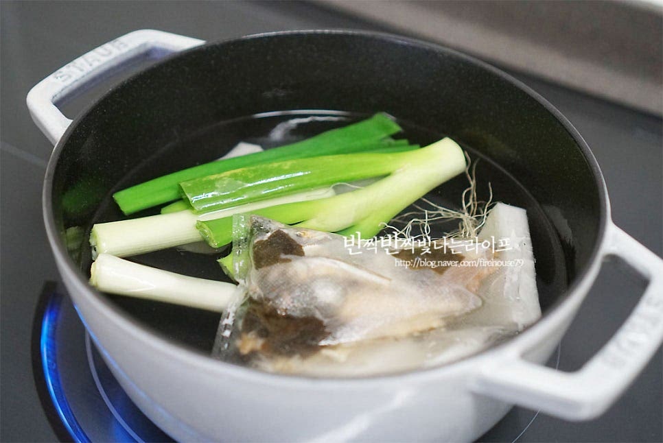 그냥 물로 끓이는 것보다 멸치 다시마 육수나 쌀뜨물로 끓이면 더 구수해요. 저는 간편하게 물 800ml에 육수팩을 넣어 20분 끓여주었어요. 육수가 끓여지면 건더기는 건져내고, 나박하게 썬 무를 넣고 끓여줍니다. 보글보글 끓어오르면 된장 2 큰 술을 풀어줍니다. 된장에 따라 간을 조절해 줍니다. 저는 집된장으로 끓여 구수함을 살려주었어요. 시판용을 넣으면 조금 더 밖에서 먹는 맛이 난답니다. 된장이 풀리면 꽃게를 넣어줍니다. 중간중간 거품은 걷어내어 줍니다. 다진 마늘 1 큰 술 듬뿍 넣어주었어요. 고춧가루 1 큰 술을 넣어 얼큰함을 더해줍니다. 고춧가루 양은 취향껏 가감해요. 감칠맛을 살려주기 위해 참치액 1/2 큰 술을 넣어주었어요. 조미료나 액젓은 선택사항입니다. 재료의 맛이 깊어서 넣지 않아도 맛있지만요~ 다시 끔 끓어오르면 애호박과 양파를 넣어주어요. 보글보글 익혀줍니다. 벌써 맛있는 냄새 가득 풍겨요^^ 대파와 고추를 넣어 마무리해요. 언제 먹어도 늘 맛있는 진국의 맛 가을엔 식탁 위의 단골 요리에요. 아이가 먹을 건 매운맛 재료를 빼고 구수함 살려 끓여주는데 매운맛, 순한 맛 모두 맛있어요~ 끓이는법 영상을 같이 보시면 보다 쉽게 따라 만드실 수 있답니다. 살이 부드러운게 한 입 먹어보면 살살 녹아들어요. 바다향 가득 품은 게찌개 제철을 맞아 더 맛있는 것 같아요. 얼큰한 구수함에 식탁이 푸짐해졌답니다. 꽃게 된장찌개 맛있게 끓이는법 제철 재료에서 나오는 깊은 바다향에 구수한 얼큰함 더해 끓여보세요. 진국 맛에 반한답니다. 맛있게 만들어 드세요^^ 끄읕 !