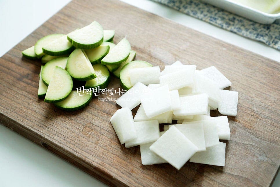 곁들일 채소도 준비해요. 애호박은 반달 모양으로 썰어주고, 무는 나박하게 썰어줍니다. 무가 들어가면 시원하니 맛나요. 양파는 굵게 채 썰고, 대파와 고추는 어슷 썰어줍니다.