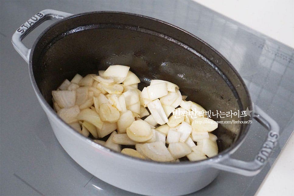 그 냄비 그대로 올리브오일 2 큰 술 정도 두르고 양파와 마늘을 볶아 향을 내어줍니다. 양파가 투명해지면 당근과 샐러리, 파프리카를 넣고 볶아요. 재료가 어우러지도록 1~2분 볶다가 토마토도 같이 넣어줍니다. 홀 토마토 1캔을 넣어줍니다. 기호에 따라 토마토 페이스트 약간 넣고 진한 맛을 더해주셔도 좋습니다. 5분 정도 재료가 어우러지게 충분하게 으깨어가며 끓여줍니다. 물 200ml, 치킨스톡 1 큰 술 넣어줍니다. 닭 육수가 있다면 넣어주시면 됩니다. 액상 치킨스톡을 넣어주었는데 농도에 따라 양을 가감해 주세요. 끓어오르면 고기와 감자도 같이 넣어줍니다. 다시 한번 끓어오르면 파프리카 파우더 2 작은 술, 월계수잎 1장 부셔준 페페론치노, 황설탕 1 큰 술을 넣어줍니다. 굴라쉬에 빠질 수 없는 재료가 파프리카 파우더와 캐러웨이씨드인데요. 향신재료 같은 경우 입맛에 맞게 넣어주시면 됩니다. 저는 캐러웨이씨드는 생략했습니다. 매운맛 기호에 맞추어 페페론치노를 넣어주시고 신맛 정도에 맞추어 황설탕 넣어주시면 되어요. 재료를 모두 넣은 뒤 약불로 푹 끓여주시면 되는데요. 40분~1시간 정도 농도를 맞추어 진한 맛을 내어주시면 됩니다. 떠먹기 좋게 조금 묽은듯한 농도로 1시간 정도 푹 끓여주었습니다. 간단하게 빵을 곁들여 주시면 한 끼 든든한 식사로 드시기 좋은데요. 기본 레시피에 취향을 더하면 더 맛있게 드실 수 있어요. 조금 더 부드럽게 드시고 싶다면 버터를 넣어도 좋고, 고소하게 치즈를 약간 더해주셔도 좋고요. 영상도 같이 담았어요. 토마토의 산뜻함이 고소함과 어우러져 진하면서도 부드러운 맛이 매력적인데요. 진한 소스와는 달리 국물이 있게 떠먹는 맛이 좋아요. 토마토스튜 만들기 맛있게 만들어 드세요^^ 끄읕 !