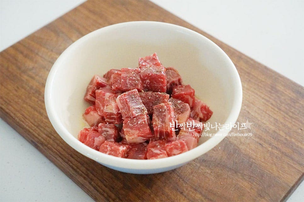 소고기는 푹 익혀 끓여줄 것이라 담백한 부위도 좋습니다. 식감있게 큼직하게 썰어주신 뒤 키친타월로 핏물을 제거해주세요. 소금과 후추 약간, 올리브오일 1큰술 넣고 다른 재료를 준비하는 동안 밑간하여 줍니다.