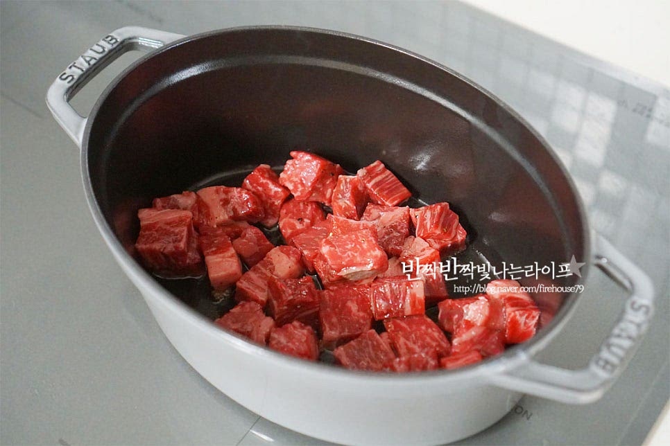 달군 냄비에 밑간 한 고기를 먼저 구워줍니다. 오래 끓여서 만드는 스튜는 바닥면이 두꺼운 냄비에 끓여주시는 게 좋아요. 고기의 겉면을 노릇하게 구워 익혀준 뒤 그릇에 따로 덜어 담아줍니다.