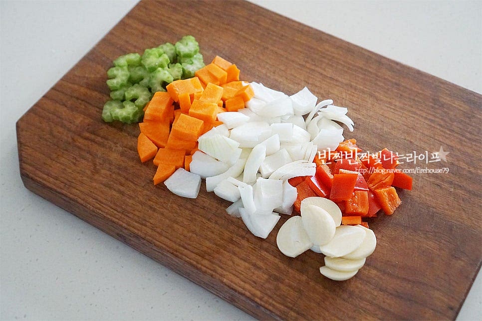 토마토비프스튜에 들어가는 채소는 모두먹기 좋게 썰어주시면 되는데요. 오래 뭉근하게 끓여줄 것이라 조금 큼직하게 썰어주셔도 좋습니다. 샐러리는 조금 잘게 슬라이스하고, 마늘은 편으로 썰어줍니다. 당근과 파프리카는 크기를 맞추어 썰고, 양파는 조금 큼직하게 썰어주었습니다. 빠질 수 없는 감자는 당근과 비슷한 크기로 썰어줍니다. 전분기가 있는 재료이다 보니 물에 잠시 담가 헹구어 전분을 제거하여 주셔야 깔끔한 맛을 낼 수 있습니다. 토마토는 완숙으로 준비하시고, 씨 부분을 조금 덜어내고 다른 채소와 밸런스를 맞추어 썰어줍니다.