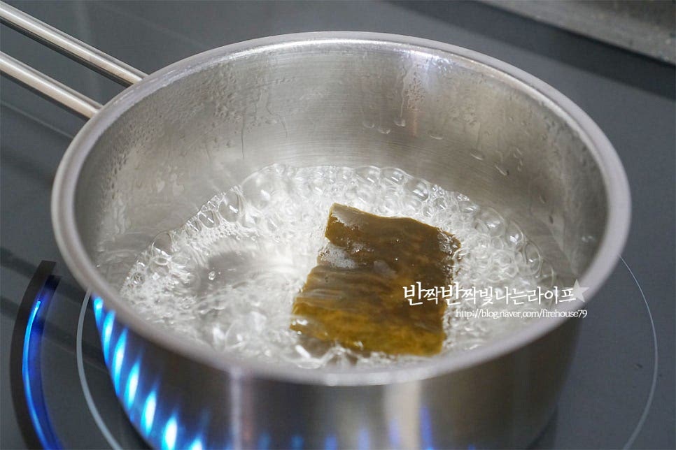 냄비에 물 100ml, 다시마 한 조각을 넣고 보글보글 3분 정도 끓여줍니다. 불을 끈 뒤 가쓰오부시 반 줌을 넣고 2~3분 정도 그대로 둡니다. 육수 건더기는 걸러내고 간장 2T, 맛술 1T, 설탕 1t를 넣고 바글바글 끓으면 불을 끕니다. 입맛에 따라 간장과 설탕은 조절하여 줍니다. 아게다시도후 소스는 레시피와 같이 직접 만들어 되지만 간단하게 만들고 싶다면 쯔유를 희석하여 곁들여도 됩니다.