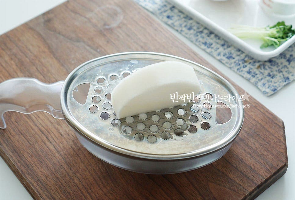 무는 강판에 갈아줍니다. 단맛이 좋은 초록 부분을 갈아주었어요. 체에 밭쳐 수분을 제거해 준 뒤 냉장고에 넣어 둡니다.