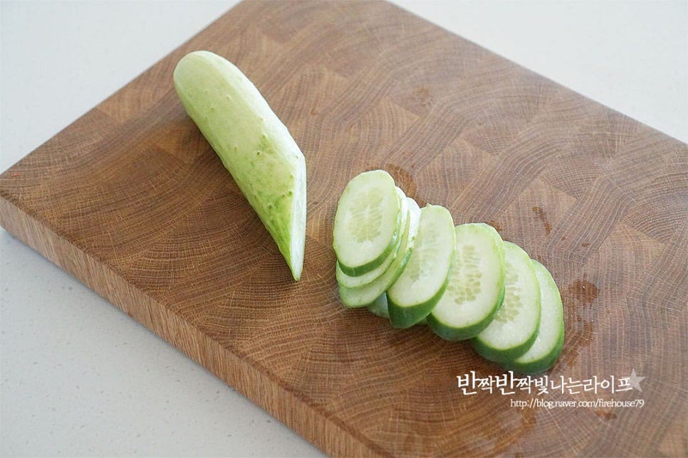 오이는 굵은소금으로 문질러 씻은 뒤 곱게 채를 썰어줍니다. 수분이 많은 야채이기 때문에 바로 만들어 먹을 때는 그대로 채 썰어도 되지만 그렇지 않다면 돌려 깎기 하여 가운데 씨를 제거해주면 물이 생기지 않습니다. 어슷하게 자른 뒤 길이를 길게 채 썰어요. 일정한 두께가 길게 자르고 나머지 재료도 크기 밸런스를 맞추어 잘라줍니다. 크래미는 결의 방향이 있어 그대로 큼직하게 찢어줍니다. 버무려 오이크래미무침을 만들면서 풀어질 수 있어 큼직하게 준비했어요. 길이가 긴 맛살은 4등분 하여 채 썰어줍니다. 아삭하고 달큰한 양파는 얇게 채를 썰어줍니다. 양파와 함께 파프리카, 무순, 당근 등 여러 가지 채소를 넣고 풍성하게 요리해도 좋습니다. 매운맛이 느껴진다면 찬물에 잠깐 담그면 아삭하고 단맛이 더 좋습니다.