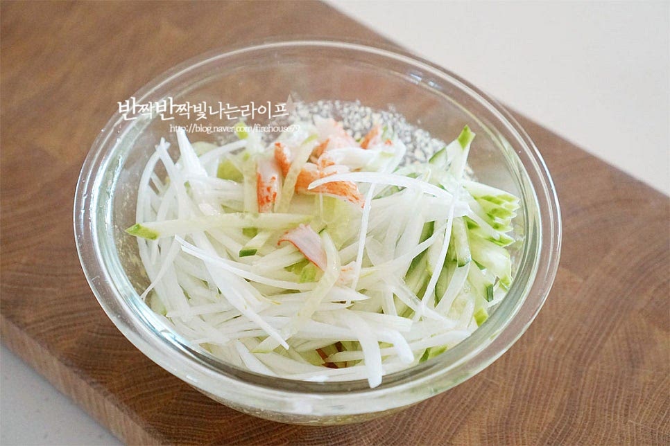 양념이 만들어지면 채 썰어둔 재료를 모두 넣어줍니다. 살살 버무려 무쳐줍니다. 채 썬 재료들 사이로 간이 스며들어 맛나며 차갑게 해서 먹어야 시원하게 맛이 좋습니다. 검은깨를 뿌려 마무리해요. 차갑게 해서 먹음 식감도 맛도 더 풍부한 크래미오이무침은 간단한 반찬으로 입맛 돋운답니다. 재료를 다채롭게 넣어 먹는 것도 맛있지만 몇 가지 야채와 맛살로 아삭하고 감칠맛나게 만들어도 맛이 좋아요. 영상도 같이 담았어요. 채썬 재료를 알싸한 겨자소스에 버무린 오이맛살냉채가 새콤달콤해요. 기본 레시피를 참고하여 야채를 푸짐하게 넣어만들면 더 풍성하고 든든하답니다. 크래미 오이냉채 만드는법 맛있게 입맛 돋우는 매콤달콤새콤한 맛을 즐겨보아요. 끄읕 !