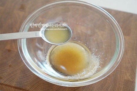 오이냉채는 재료를 모두 채썰어 준비해 주기만 하면 되어 소스 레시피만 알면 더욱 간단한데요. 넉넉한 크기의 볼에 사과식초 2 큰 술, 레몬즙 1 큰 술 황설탕 1 큰 술, 소금 한두꼬집 연겨자 1/2 큰 술, 간 마늘 1/2 큰 술 땅콩소스 1 작은 술 넣어줍니다. 냉채소스에 땅콩 스프레드를 약간 넣어주면 고소한 풍미를 살려 깊고 풍부한 맛을 내는데요. 없다면 생략 가능하지만 넣어주면 더 맛나요. 연겨자가 잘 풀어지도록 섞어줍니다. 알싸한 매운맛은 연겨자를 조절하여 주고, 새콤달콤한 맛 또한 간을 보고 식초와 설탕으로 조절해 주세요. 오이냉채 만드는법