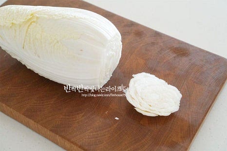 적당한 크기의 알배추로 손질 후 대략 500g 정도였습니다. 들어보았을 때 묵직하게 속이 꽉 찬 것으로 골라주세요. 먹기 좋게 손질하기 위해 먼저 밑동을 잘라내고 잎을 하나씩 떼어서 분리해 줍니다. 한입에 먹기 좋은 크기로 잘라주는데요. 줄기와 잎 부분을 골고루 먹기 위해 사선으로 어슷하게 삐져썰어줍니다. 겉절이는 배추를 들고 세워서 툭툭 어슷하게 쳐서 썰어주면 식감이 더 좋은 것 같습니다. 안쪽 작은 잎은 그대로 두고 큰 잎을 모두 먹기 좋도록 썰었습니다.