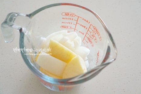 갈아주는 양념재료를 먼저 준비한 뒤 나머지 재료들과 섞어줍니다. 먼저 사과 1/4개, 양파 1/4개, 홍고추 1개, 새우젓 1 큰 술, 생강편 2조각, 간 마늘 1½ 큰 술, 매실액 1/2 큰 술, 밥 한 숟가락을 넣어줍니다. 새우젓은 너무 짜지 않게 건더기만 건져 넣었으며 짠맛에 따라 양을 조절해 주세요. 설탕없이 사과와 양파로 은은한 단맛을 더해줍니다. 홍고추가 들어가면 맛도 좋고 색도 곱게 납니다. 찹쌀풀 대신 밥을 한 숟가락 넣고 함께 갈았습니다. 많은 양을 만드는 게 아니라서 간단하게 핸드블렌더로 갈아줍니다. 간 재료에 고춧가루 2 큰 술, 액젓 2 큰 술을 넣어줍니다. 꽃게액젓 사용했는데 멸치액젓도 좋습니다. 고춧가루가 풀어지도록 섞어줍니다. 간은 입맛에 맞게 조절해주세요. 겉절이양념 만들면 간단하게 재료와 버무리면 된답니다.