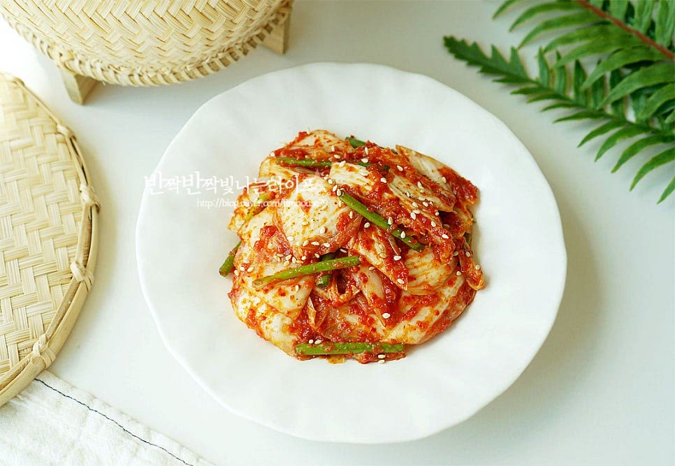 완성된 알배추 겉절이는 푸짐하게 담고 통깨 약간 뿌려 마무리합니다. 갓 만들어 밥 위에 척 걸쳐먹어도 좋고 칼국수와 같은 면요리와도 잘 어울린답니다. 커다란 배추로 만들기 어렵다면 비교적 작은 알배기 한통 사와서 간단하게 양념 만들어 버무리면 완성이에요. 배춧잎이 부드럽고 연해서 아삭아삭 식감도 좋고 간도 더 맛있게 어우러진답니다. 새김치가 생각날 때는 겉절이 레시피를 참고해서 알배추 한통 맛있게 만들어드세요. 끄읕 !