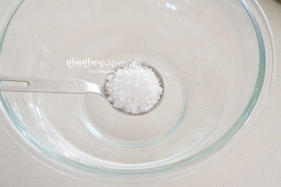 넉넉한 크기의 볼에 물 400ml를 붓고 절임용 굵은소금 천일염 2 큰 술을 넣고 녹여줍니다. 간수를 뺀 천일염을 사용하면 쓴맛 없이 절일 수 있습니다. 소금물에 절이면 오래 절일 필요 없이 간단합니다. 알배추를 넣고 30~40분 절여줍니다. 절이는 시간은 숨이 죽는 정도에 따라 조절해 주고 중간에 한두 번 뒤적여주면 골고루 절여집니다.