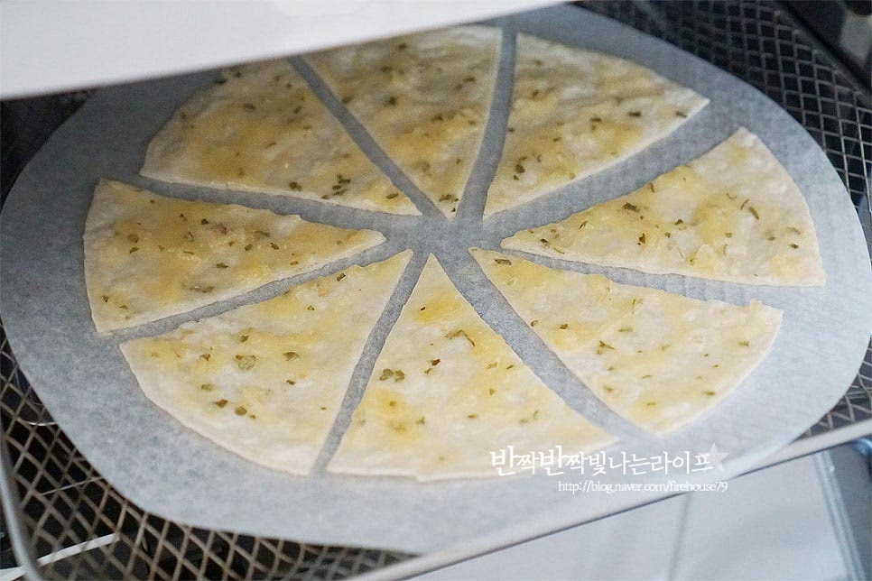 에어프라이어 또띠아칩 만들기 180도 예열한 에프 또는 오븐에 5~7분 정도 구워주시면 되는데요. 기기의 사양에 따라 중간에 체크한 뒤 시간을 조절하여 구워주세요. 에프 같은 경우 뜨거운 바람에 날아갈 수도 있어 위에 바스켓을 하나 더 올려 구워주었습니다. 저는 180도 6분 정도 구워주었습니다. 너무 오래 구워도 마늘이 탈 수 있으니 온도와 시간 조절이 필요합니다. 망에 올려 완전히 식혀주시면 특유의 빠사삭한 식감이 더 좋습니다. 간단하게 소스를 발라 구워주면 누구나 손쉽게 즐길 수 있는 또띠아 요리를 맛볼 수 있어요. 담백하고 고소한 또르띠아에 달콤한 마늘향이 더해져 맛과 풍미가 잘 어울린답니다~ 영상도 같이 담았어요. 얇은 피를 구워서 과자 같은 중독성과 고소한 맛과 식감도 좋아서 한두개 먹다 보면 금세 사라진답니다. 또띠아칩 맛있게 만들어 드세요^^ 끄읕 !