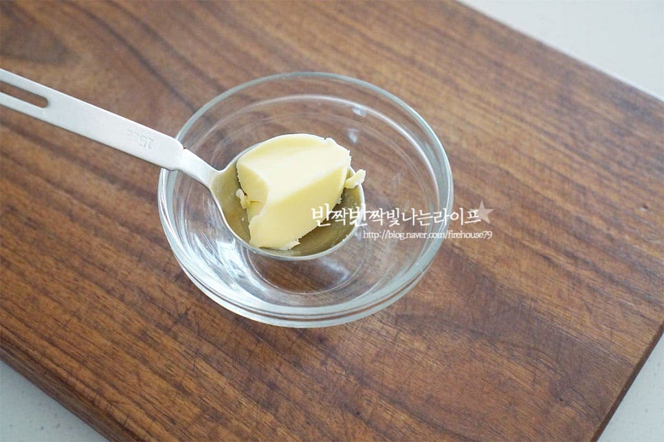 갈릭버터소스 만들기 부터 시작해요. 가염버터 2 큰 술, 꿀 2 큰 술 다진 마늘 1 큰 술 넣어줍니다. 가염버터로 만들어 주었는데 무염버터로 만들 경우 소금 두 꼬집 정도 더해주시면 됩니다. 적당한 소금이 들어가주어야 특유의 감칠맛이 더 맛있습니다. 버터는 냉장고에서 바로 꺼낸 것이라 전자레인지 15초 정도 돌려주어 부드러운 상태로 준비해 줍니다. 재료를 모두 같이 넣어줍니다. 기호에 따라 재료를 가감해 주셔도 좋습니다. 파슬리가루 1/3작은술 같이 넣어주고요. 골고루 어우러지도록 잘 섞어줍니다.