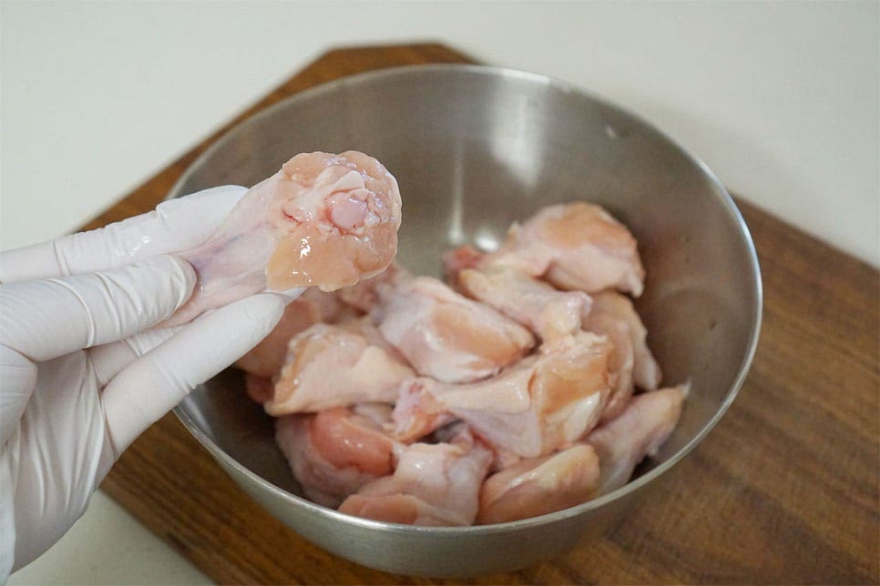 뼈에 붙은 고기를 발라먹는 재미가 있는 닭봉은 요리했을 때 쫀득하면서 고소해요. 껍질이 윤기가 나며 살집이 넉넉한 것이 맛이 좋습니다. 닭의 비린내를 잡기 위해 우유에 담가 요리하기도 하는데 신선한 닭이라 그 과정은 생략하고 끓는 뜨거운 물을 부어 1분 정도 담가 찬물에 헹구어 불순물을 제거해 줍니다. 키친타월로 물기를 제거한 뒤 밑간 시즈닝을 해줍니다. 기본적인 소금, 후추를 약간 뿌려주어도 좋으며 저와 같이 갈릭솔트와 마늘가루를 약간 뿌려주면 재료의 감칠맛이 더 풍부해집니다. 10분 밑간해주어요.