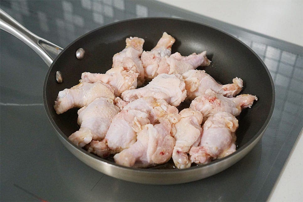 달군 팬에 식용유 5 큰 술 두르고 닭봉을 올려 바삭하게 구워줍니다. 식용유양은 구우면서 조절해 주세요. 적은 양의 기름으로 튀기듯이 구워줄 것이라 중간중간 골고루 익을 수 있도록 뒤집어가며 익혀줍니다. 소스에 익혀서 졸여주는 것보다 한번 구워서 닭봉조림을 만들면 바사삭 식감과 고소한 풍미를 더해 맛이 더 좋습니다. 치킨은 구운 뒤 서로 붙지 않게 펼쳐셔 담아둡니다. 그래야 내내 바사삭하게 맛볼 수 있어요.