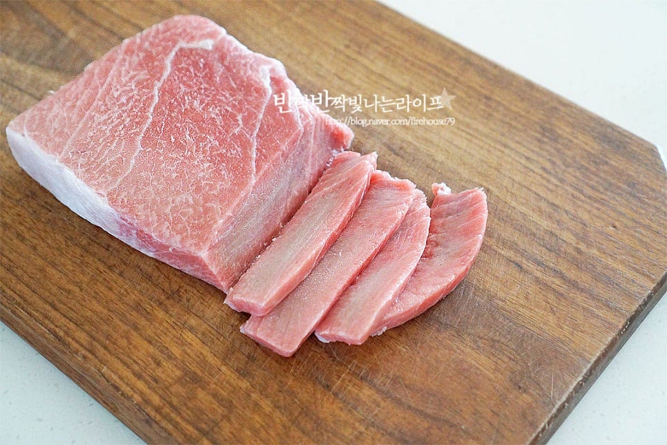 참치 블록을 먹기 좋게 잘라줍니다. 냉동상태의 횟감이라 해동한 뒤 겉의 수분을 제거하여 두툼하게 썰어주었습니다. 다 녹아버리면 식감이 물러질 수 있어 적당히 해동한 뒤 차가운 상태로 잘라주었어요.