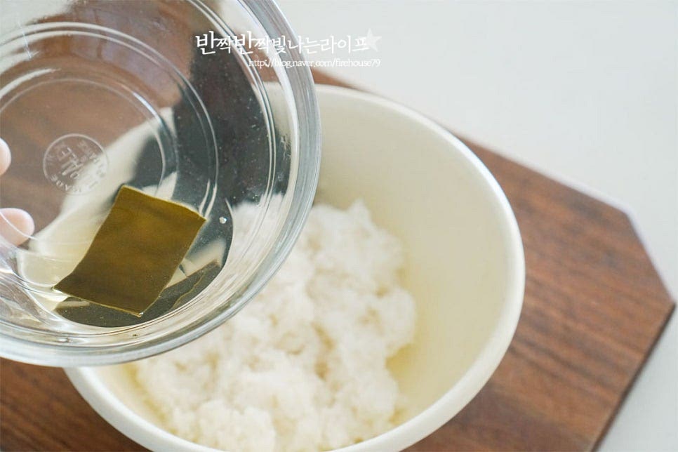 넉넉한 크기의 볼에 밥을 담고 초밥물을 부어가며 간을 해줍니다. 한번에 다 넣지않고 간을 보아가며 넣어주세요. 너무 질거나 퍼석하지 않게 촉촉하게 밥알의 식감이 느껴지도록 해주었어요. 밥알이 뭉치면서도 질지않아야 식감이 더 맛있답니다.
