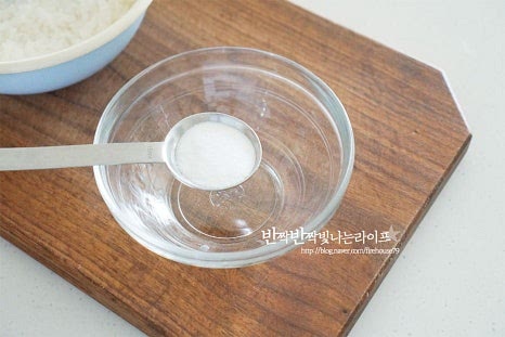 초밥 단촛물을 만들어요. 집에서 간단하게 만들 수 있는 버전으로 손쉽게 구할 수 있는 식초, 설탕, 소금으로 새콤달콤 감칠맛 나게 만들어 줄 것이랍니다. 전자레인지 사용 가능한 볼에 식초 2 큰 술, 황설탕 1 큰 술 소금 2/3 작은 술을 넣고 전자레인지로 20~30초 데워 녹아 섞이도록 해줍니다. 끓여지면서 신맛이 날아갈 수 있어 식초양은 신맛에 맞게 조절해 주어도 좋아요. 다시마 1조각도 같이 넣고 5분 그대로 두어 감칠맛이 우러나도록 해주어요. 적은 양을 만들 것이라 냄비에 소스 재료를 끓이지 않고 간편하게 전자레인지로 요리해 주었습니다.