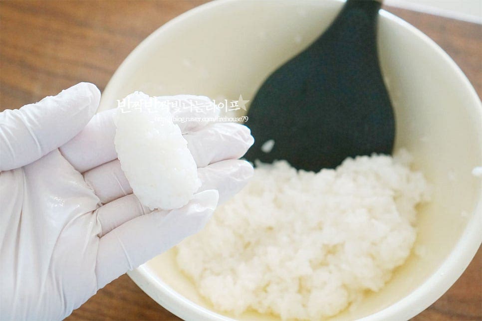 초밥밥을 타원형으로 만들어줍니다. 잘 알고 있는 크기로 만들어주면 되어요. 손에 물을 약간 발라 뭉쳐주면 붙지않으며 힘을 주지않고 가볍게 둥글게 만들어줍니다. 알싸함을 더해줄 고추냉이를 같이 올려주었는데 간장이랑 따로 담아 곁들여주셔도 좋습니다. 밥 위로 참치회를 올려주면 완성입니다. 우리집은 밥보다 회가 두툼한 걸 좋아해서 그에 맞게 모양을 내어주었는데요. 전문가처럼 만들지 않아도 직접 만들면 좋아하는 대로 즐길 수 있어 좋은 것 같아요. 무순과 함께 올려주면 근사하게 담아 낼 수 있어요. 보기좋은 요리가 먹기도 좋다고 예쁘게 요리하여 완성해주면 좋겠죠~ 지방이 있는 참치 부위로 만들어 고소한 맛도 좋고 입맛 돋우는 회 초밥 단촛물도 맛있게 어우러졌답니다. 영상도 같이 담았어요. 회간장에 찍어서 먹음 맛있게 즐길 수 있어요. 생선초밥은 쉽게 구할 수 있는 생선 횟감으로 배합초 소스로 밑간 한 밥과 함께 별미로 즐겨보는 것도 좋답니다. 참치초밥 맛있게 즐겨 보세요^^ 끄읕 !