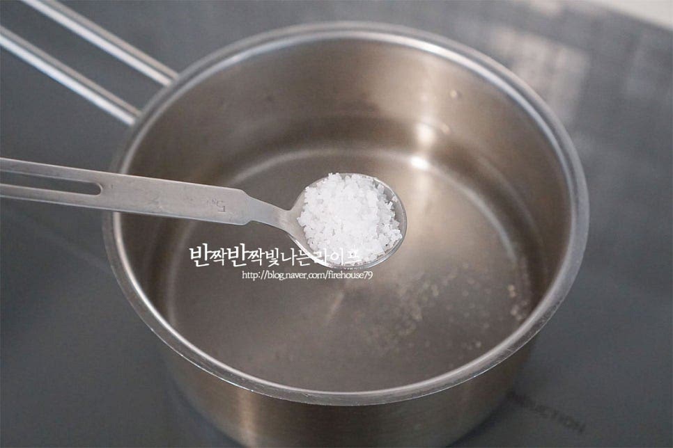 연한 줄기는 데치는 과정을 생략하고 바로 볶음을 만들어도 됩니다. 볶기 전에 살짝 데쳐주면 양념이 잘 배고 아삭아삭 맛있게 볶을 수 있어요. 냄비에 잠길 정도로 물을 붓고 끓어오르면 소금 1 작은 술을 넣어줍니다. 소금물에 데쳐주면 색이 선명해집니다. 끓는 상태에서 넣은 뒤 20초 정도 데칩니다. 살짝만 부드럽게 해줄 것이라 물러지지 않게 넣었다 건져내어 주세요. 잔열은 찬물로 헹구어주고 물기를 제거해 주세요.