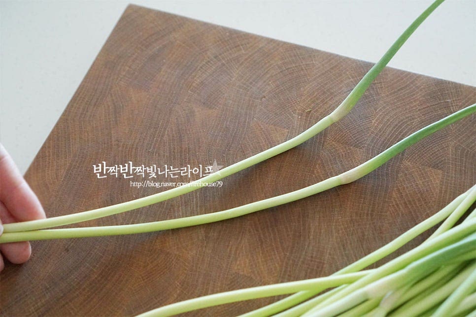 마늘쫑은 꽃대 윗부분은 식감이 질겨 먹지 않기 때문에 연한 아랫부분을 요리하면 됩니다. 상태에 따라 연한 부분까지 잘라내어주세요. 오늘 준비한 재료는 보드랍고 연해서 꽃대 약간 윗부분도 부드럽더라고요. 깨끗하게 씻은 뒤 끝부분을 조금 잘라 먹기 좋게 다듬어줍니다. 새우와 같이 한입에 집어먹기 좋게 4cm 정도 길이로 일정하게 썰어줍니다.