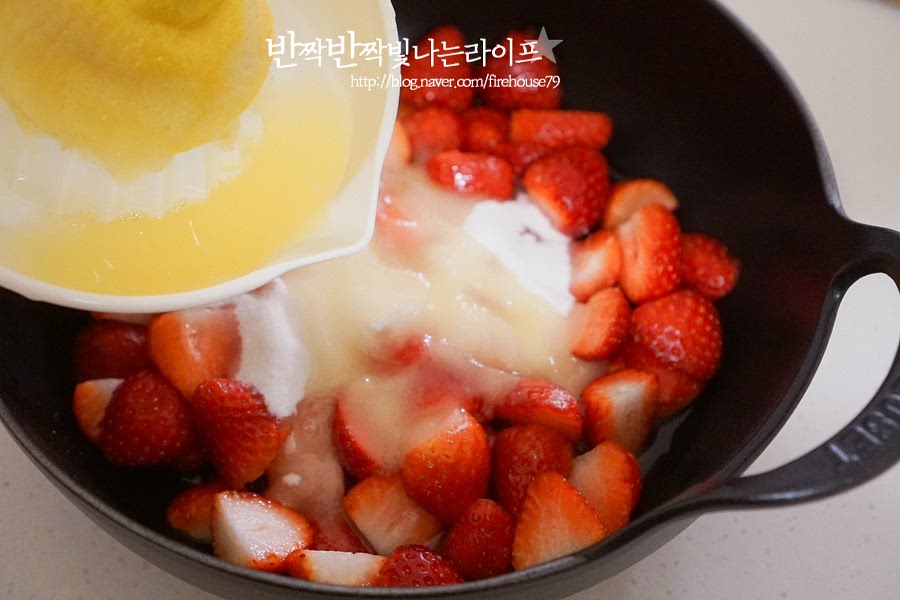 잼을 만들 때 레몬즙을 넣으면 선명한 색과 맛의 풍미, 보관기간을 늘리는데 도움이 됩니다. 시판용 레몬즙을 넣어도 좋지만 생과로 즙을 내면 산뜻합니다. 재료가 어우러지도록 가볍게 섞어줍니다.