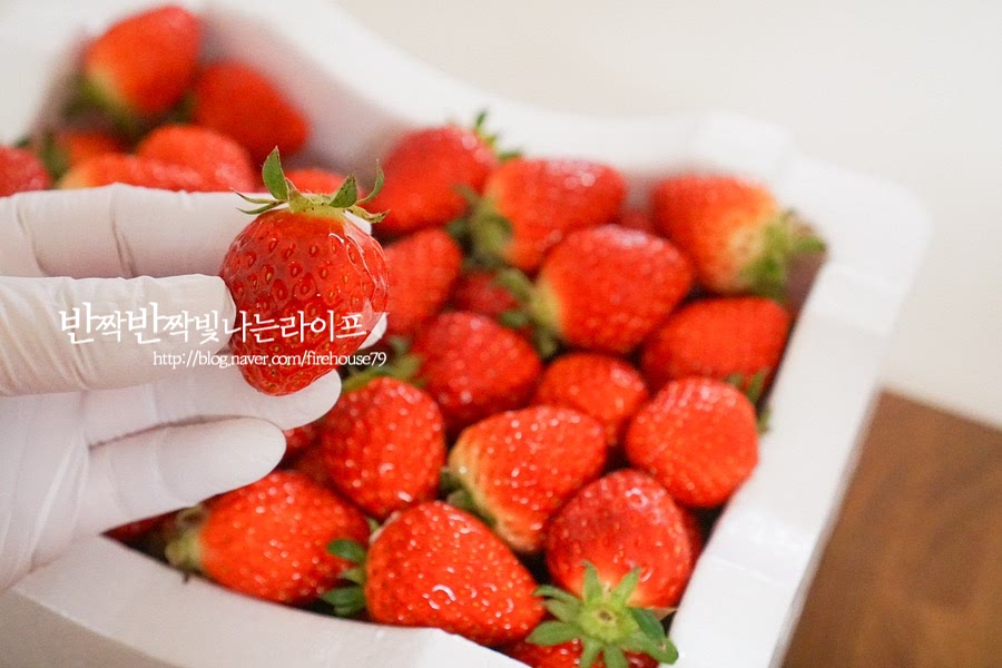 새콤달콤한 맛과 향이 맛있는 딸기는 그대로 먹는 것도 맛있지만 수제잼으로 만들어 먹음 다양한 요리에 곁들이기도 좋고 저당으로 설탕을 줄여 만들면 아이들 간식으로 챙겨 먹기도 좋습니다. 생과 그대로 넣고 만들기 때문에 먼저 깨끗하게 세척해 줍니다. 꼭지 부분에 이물질이 꽤 묻어나기 때문에 꼭지를 제거한 뒤 씻어줍니다. 굵은소금 또는 식초를 넣고 살살 흔들어 준 뒤 흐르는 물에 헹구어 씻어줍니다. 물에 오래 담그면 맛이 싱거워지고 수용성 비타민도 빠지니 가급적 빠르게 씻어주는 것이 좋습니다. 물기를 꼼꼼하게 제거해 줍니다. 딸기를 크기에 따라 잘라줍니다. 작은 크기라 꼭지 부분을 잘라낸 뒤 4등분으로 썰어주었어요. 딸기잼은 과육의 식감이 있게 큼직하게 자르거나 으깨거나 블렌더로 곱게 갈아서 만들 수 있습니다. 저는 적당한 크기로 잘라서 자연스럽게 풀어지도록 식감있게 만들었는데 부드럽게 먹고 싶다면 으깨거나 갈아서 요리해 주세요.