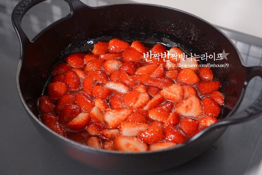 냄비를 올리고 중간센불로 가열해 줍니다. 수분이 많은 과일이라 끓이면서 물이 꽤 많이 나와요. 끓어오르면 중불로 낮추어 중간중간 저어가며 졸여줍니다. 대략 15분 이상 끓이다 보면 수분이 어느 정도 날아가고 점점 농도가 진해지는 게 보입니다. 중간중간 떠오르는 거품은 걷어내면 깔끔하게 요리할 수 있습니다. 20분 정도 끓이면 농도가 묽음에서 걸쭉함으로 넘어가는데요. 너무 오래 끓여도 색이 검게되고 단단하게 굳어버릴 수 있어요. 뜨거울 때 적당하게 흐르는 정도의 농도면 됩니다. 찬물에 떨어뜨려보았을 때 퍼지지 않고 뭉쳐진 그대로 떨어지면 적당하게 잘 만들어진 것입니다. 불을 끄고 식혀주면 투명 빛이 선명해지고 더 걸쭉하게 완성됩니다.