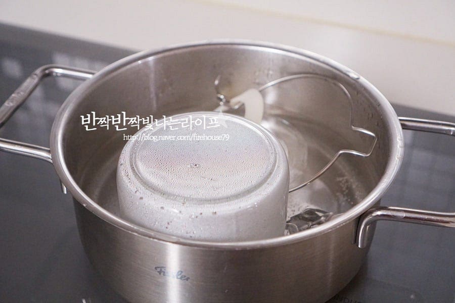 냄비에 찬물과 보관할 유리병을 넣고 열탕소독한 뒤 물기를 건조해 줍니다.