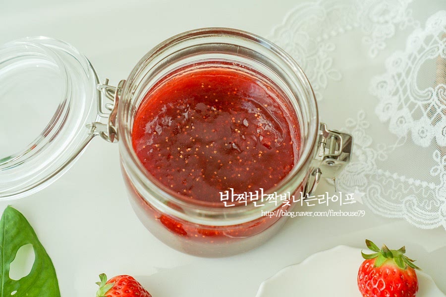 소독한 병에 담아주면 완성입니다. 새콤달콤 맛있어 보이죠. 설탕량을 줄여 만든 저당 딸기쨈이기 때문에 냉장 보관하여 빨리 먹는 게 좋아요. 빵에 발라먹거나 요거트나 베이킹에 곁들이고 어떻게 먹어도 맛있어요. 영상도 같이 담았어요. 달콤한 딸기의 향이 느껴지도록 과육을 손질한 뒤 설탕량을 30~40% 정도만 넣어도 신맛과 단맛이 조화로우며 레몬즙으로 풍미까지 살려 완성해요. 딸기의 새콤함 달콤함이 맛있게 담긴 딸기잼 만들기 레몬즙을 넣어 색도 곱고 설탕량을 줄인 저당 수제잼이라 부담없이 먹기도 좋습니다. 맛있게 요리해드세요. 끄읕 !