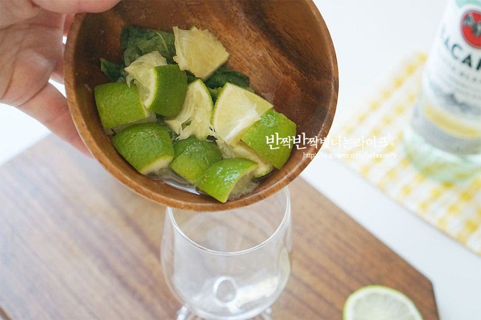 유리잔에 찧은 재료를 넣어줍니다. 설탕과 즙이 잘 녹아들어 간을 보면 과일청과 같은 느낌이에요. 얼음을 넣어줍니다. 잘 녹지 않는 돌얼음 넣어주었어요~ 럼 45ml를 부어줍니다. 탄산수도 부어줍니다. 탄산수는 잔의 용량에 따라 입맛에 따라 넣어주시면 됩니다. 토닉워터도 가능해요. 먹기 좋게 잘 저어준 뒤 민트와 과일로 데코를 해주면 근사한 한잔 완성이에요. 무알콜로 만들 땐 술을 빼주시고 탄산수나 사이다를 넣어주시면 되고요. 산뜻한 초록 색감과 탄산 기포만 보아도 싱그러움이 가득 느껴져요. 지나친 음주는 몸에 해로우니 과음하지 않게 즐기시는 게 좋아요. 영상도 같이 담았어요. 바카디모히또 칵테일만들기 홈파티나 분위기 내고 싶은 날 마시기 좋답니다. 모히또 만드는법 집에서 특별한 청량감을 기분 좋게 즐겨보아요^^ 끄읕 !