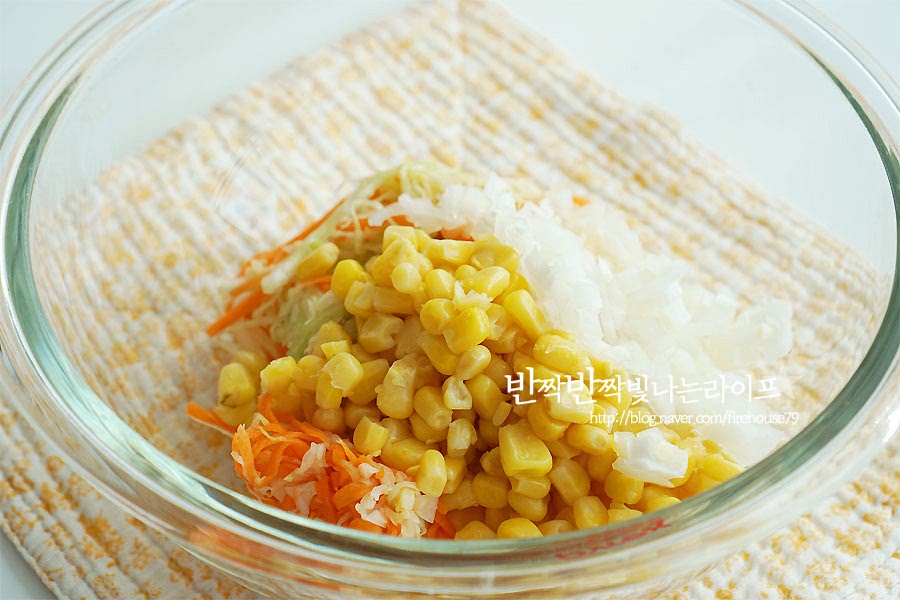 볼에 절인 야채, 양파, 콘을 담아주어요. 마요네즈 4T, 레몬즙 1T, 식초 1T 올리고당 1T, 설탕 0.5T, 머스터드 취향껏 후추 약간을 넣은 드레싱에 버무려 줍니다. 식초나 설탕의 양은 취향에 따라 가감하여 주세요. 먹기 좋게 버무려 준 뒤 밀폐용기에 담아 냉장고에 한두 시간 넣어두어 차갑게 먹으면 훨씬 더 맛있어요. 아삭한 식감과 함께 새콤달콤한 드레싱이 어우러진 맛은 어디에나 잘 어울려요. 개운함도 있어서 피클 대신 먹어도 좋고요. 만들기 영상을 같이 보면 채소 절이고 버무리는 것까지 보다 쉽게 만드실 수 있어요. 야채의 아삭한 식감을 살려주기 위해 얇게 채 썰어 소금에 절여주면 훨씬 맛있게 즐길 수 있어요. 중간중간 톡톡 터지는 옥수수도 먹는 재미를 더해주고요. 양배추 샐러드 맛깔나게 만들어 냉장고에 넣어 차갑게 드셔보세요. 식감이 정말 맛있답니다. 코울슬로 만들기 정리해보면 먹기 좋게 채소를 썰어 준 뒤 양배추와 당근은 소금에 절여주어요. 마요네즈 소스에 버무려주면 언제 먹어도 산뜻한 요리가 된답니다. 끄읕 !