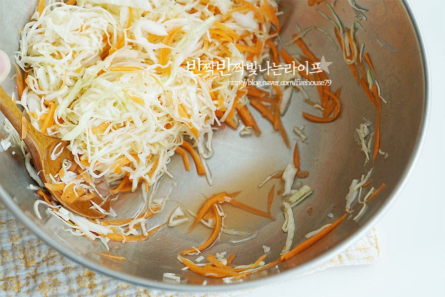 소금에 절여둔 걸 뒤적여보면 채소의 수분이 나와있어요. 손으로 물기를 꼬옥 짜주어요. 처음에 썰었을 때는 양이 많아 보여도 수분이 빠지고 나면 부피가 확 줄어요.