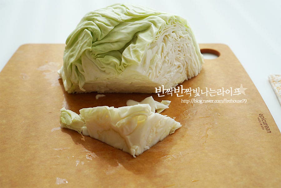 채소를 먹기 좋게 썰어줍니다. 양배추는 상태가 좋지 않은 겉잎은 떼어내고, 심지 부분을 잘라내어줍니다. 얇게 채를 썰어주어요. *겉잎과 속잎을 분리하여 채를 썰어주면 두께를 일정하게 썰 수 있어요. 당근은 채칼을 이용하여 얇게 채 썰어주었어요. 두 가지 야채는 얇게 썰어주어야 양배추 샐러드 만들었을 때 씹히는 맛이 더 아삭해요. 소금 0.5T를 넣고 고루 섞이도록 버무려 주어요. 소금에 버무려준 뒤 15~20분 정도 절여주어요. 썰어서 바로 버무리는 것보다 소금에 절여주면 코울슬로 식감을 더 살려줄 수 있어요. 양파는 잘게 썰어준 뒤 매운맛을 없애주기 위해 찬물에 담가 주었다가 물기를 털어내어 줍니다. 옥수수 콘은 체에 밭쳐 물기를 털어내어 줍니다.